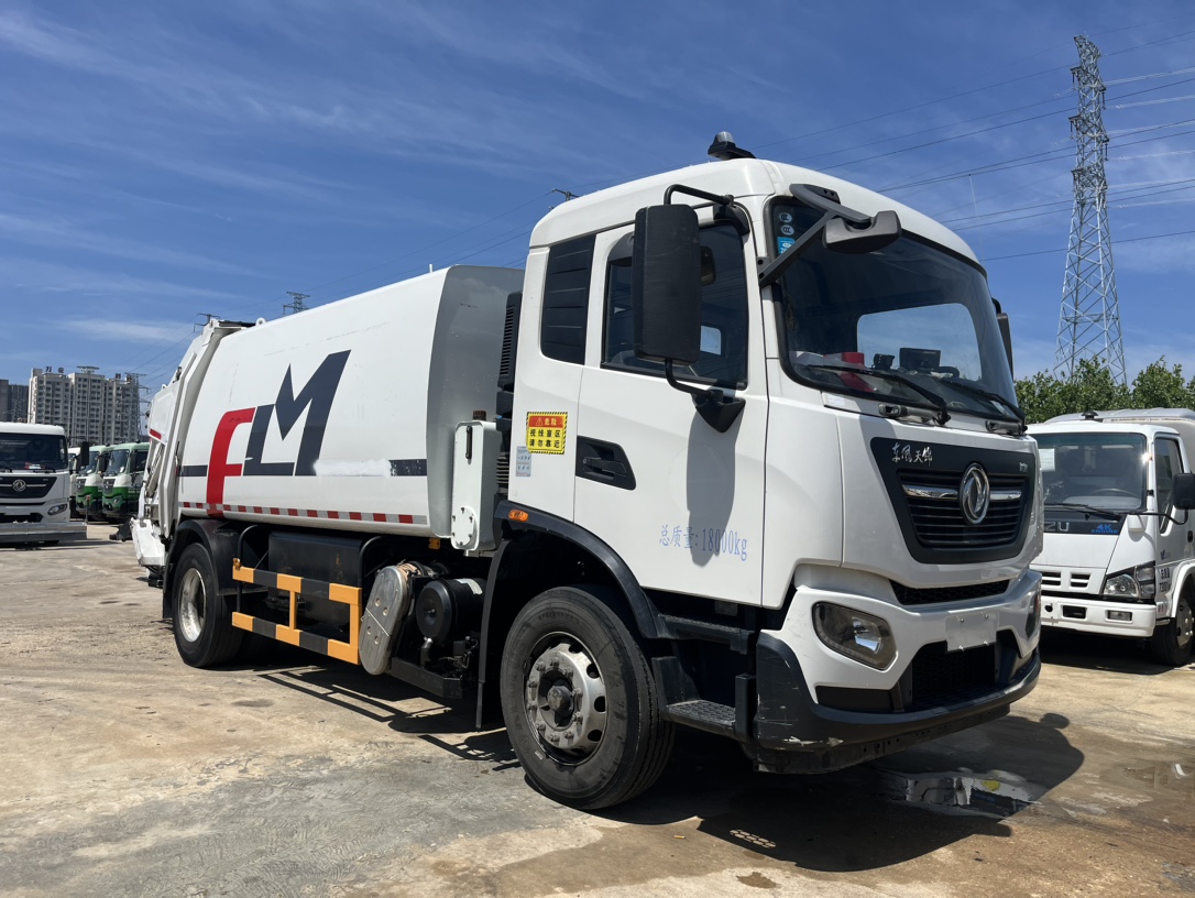 二手福龍馬14方壓縮 2??年份：2021年6月 3??發(fā)動機：康機230馬力，國六 4??底盤配置：東風天錦底盤，4500軸距，六檔變速箱，275真空胎 5?